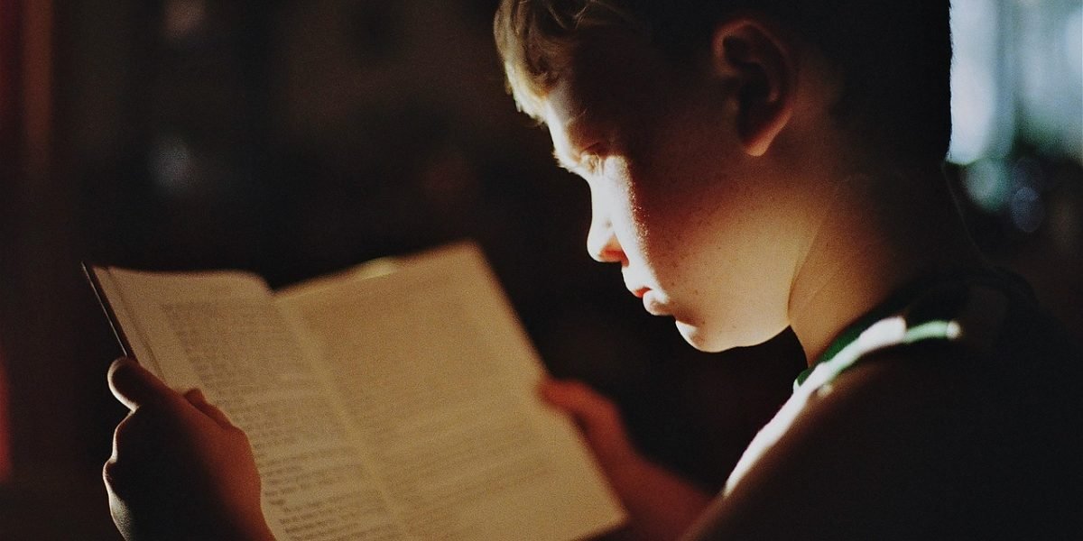 Establishing a consistent and calming bedtime routine, such as reading a story, signals to a child that it's time for sleep.